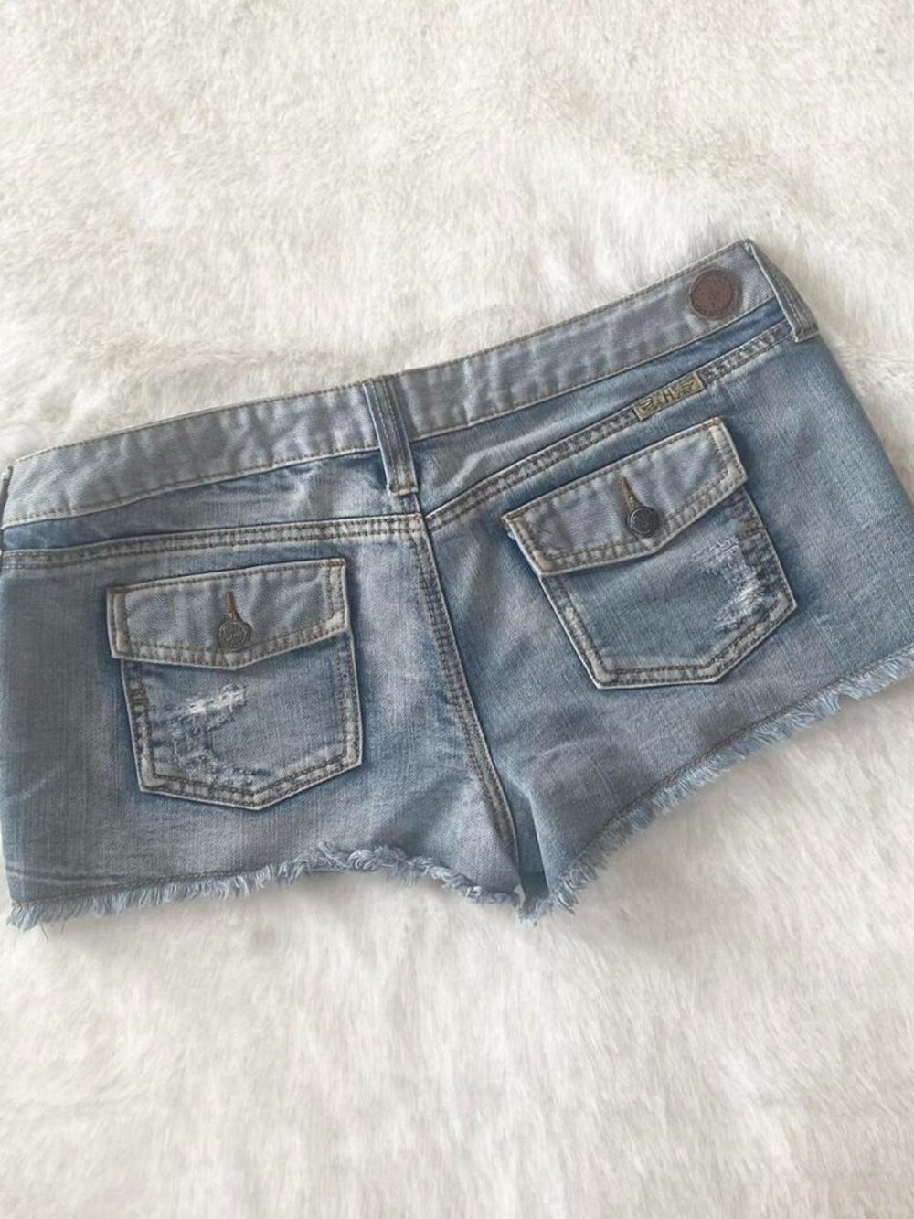 Y2K low rise blue denim shorts with frayed hem and distressed details ♡
